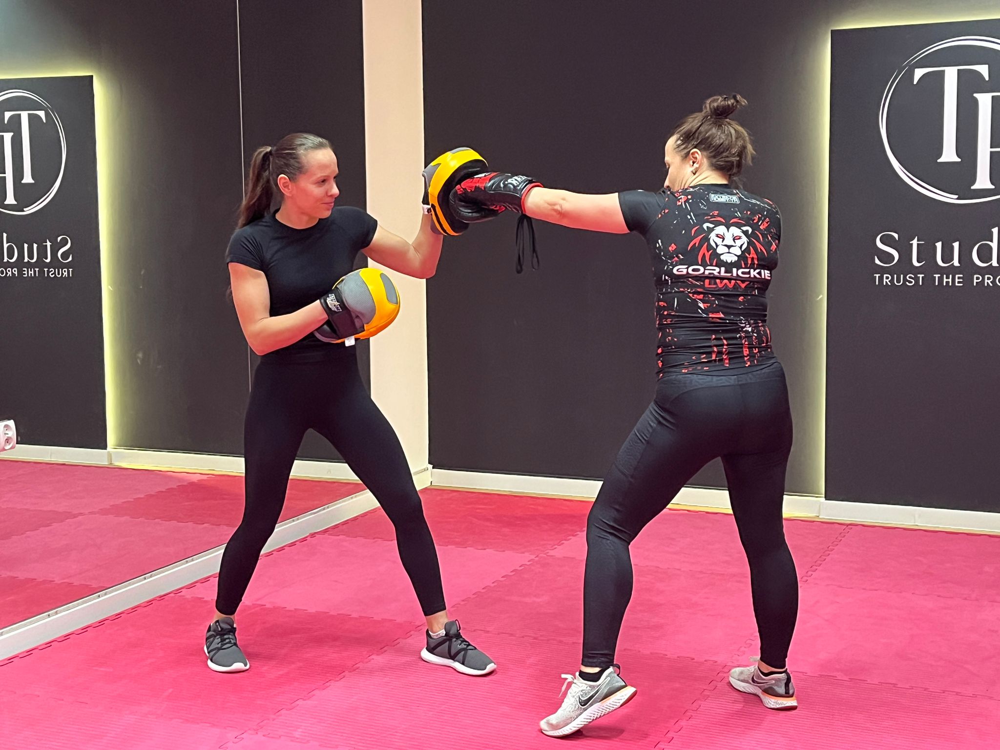 Trening personalny kickboxingu — praca na tarczach w studio TP